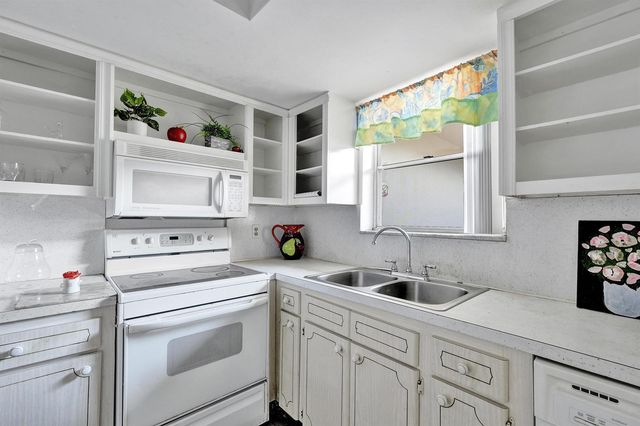 2540 Boundbrook Boulevard 205, West Palm Beach, FL 33406