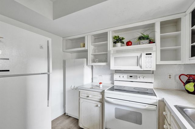 2540 Boundbrook Boulevard 205, West Palm Beach, FL 33406