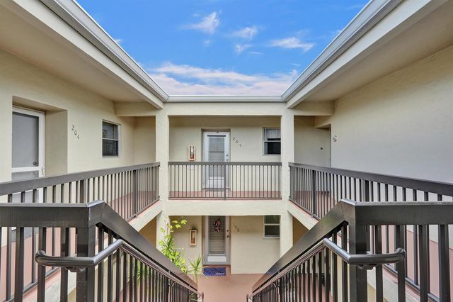 2540 Boundbrook Boulevard 205, West Palm Beach, FL 33406