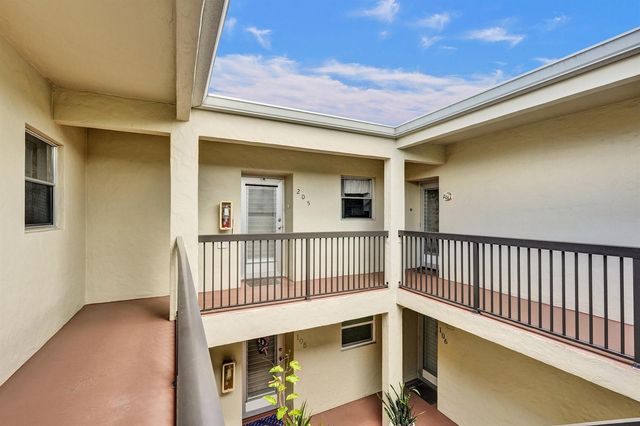 2540 Boundbrook Boulevard 205, West Palm Beach, FL 33406