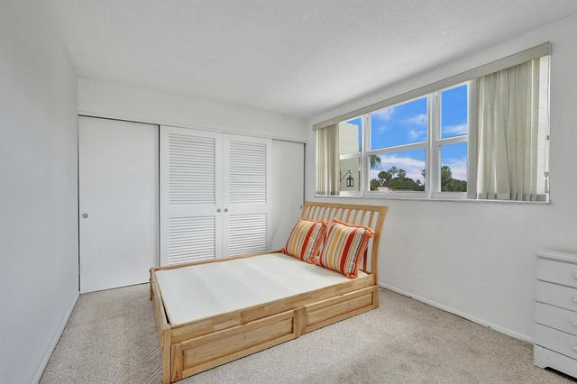 2540 Boundbrook Boulevard 205, West Palm Beach, FL 33406