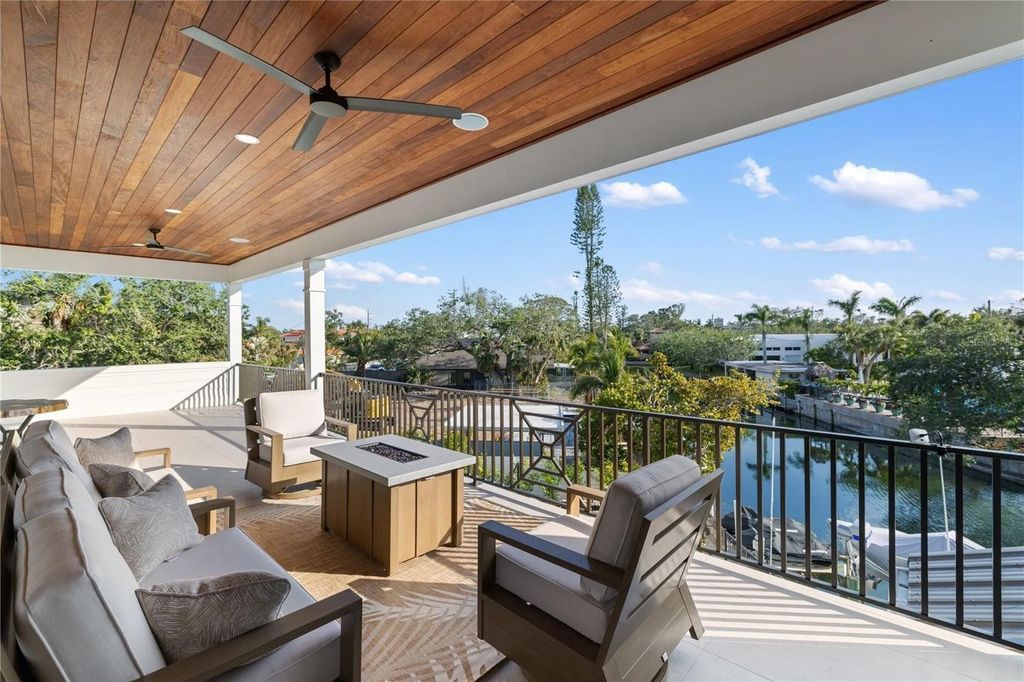 Image 14 of property listing at 4634 HIGEL AVENUE, Sarasota, FL 34242