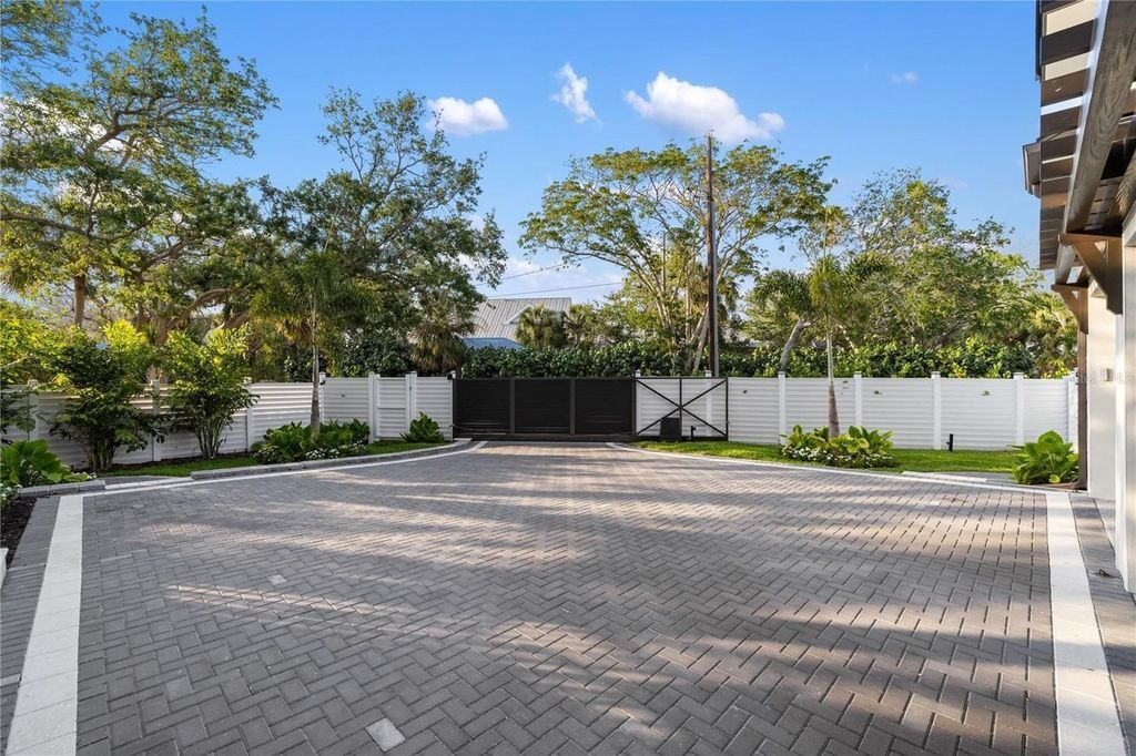 Image 24 of property listing at 4634 HIGEL AVENUE, Sarasota, FL 34242
