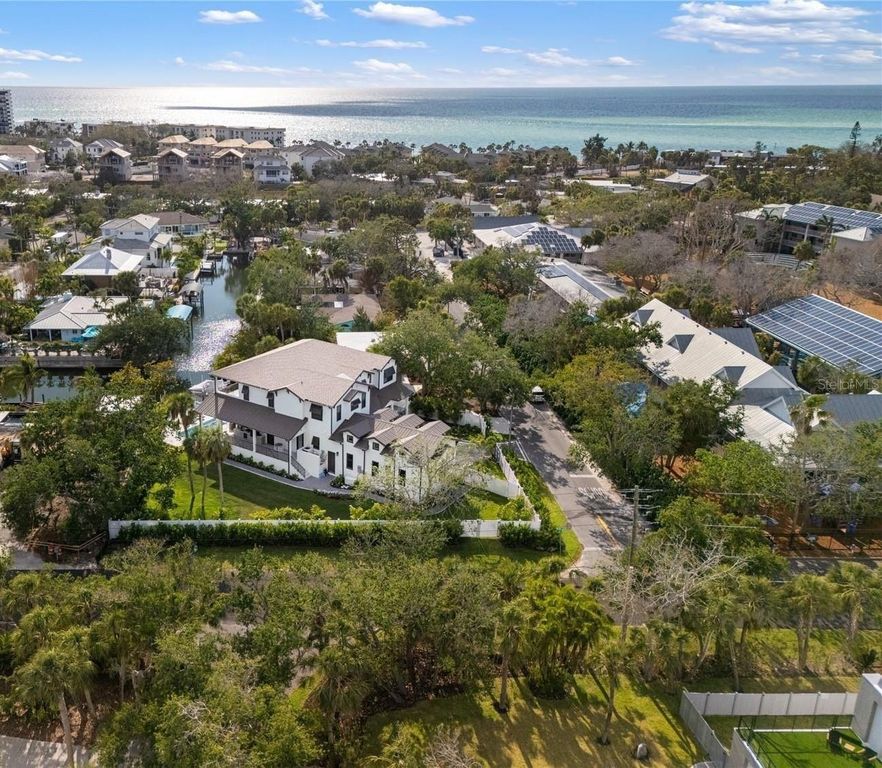 Image 4 of property listing at 4634 HIGEL AVENUE, Sarasota, FL 34242