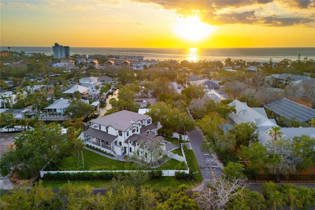 Image 5 of property listing at 4634 HIGEL AVENUE, Sarasota, FL 34242