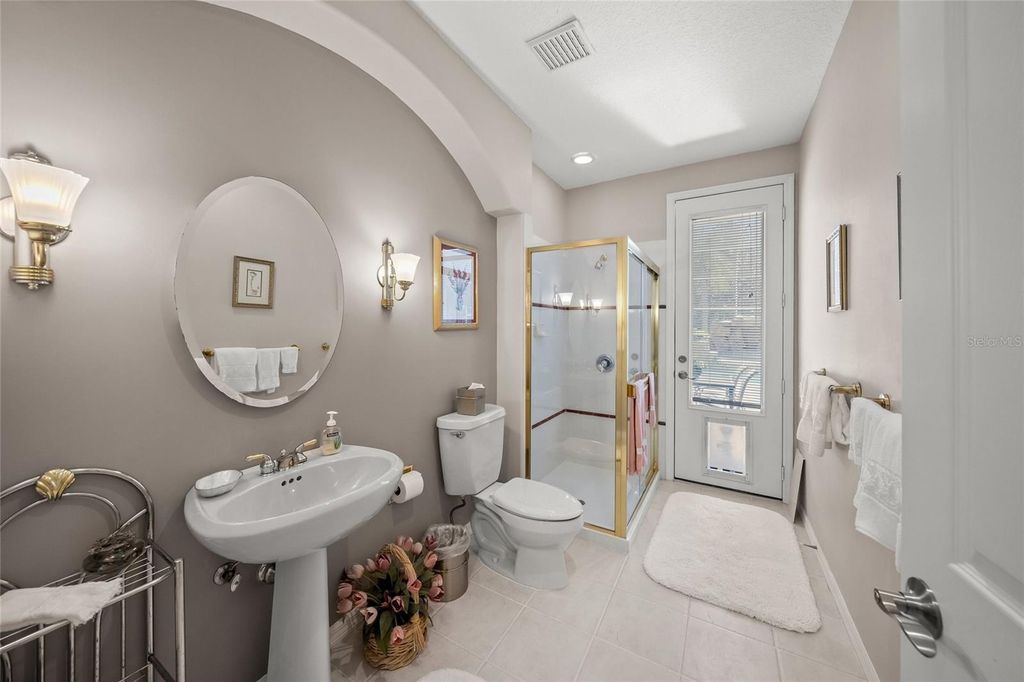 Image 33 of property listing at 2799 DICK WILSON DRIVE, Sarasota, FL 34240