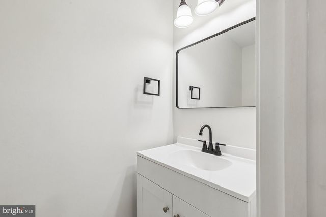 7403 HOUNDSBURY CT, Alexandria, VA 22315