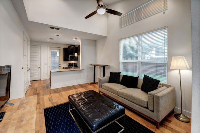 1300 Walnut Ave B, Austin, TX 78702