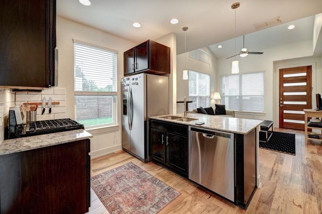 1300 Walnut Ave B, Austin, TX 78702