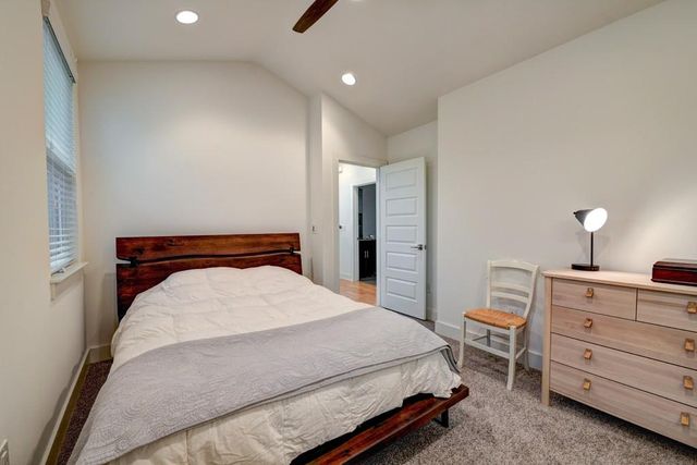 1300 Walnut Ave B, Austin, TX 78702