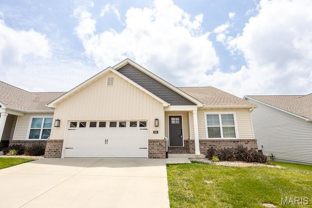 808 Applewood Creek Drive, Fairview Heights, IL 62208