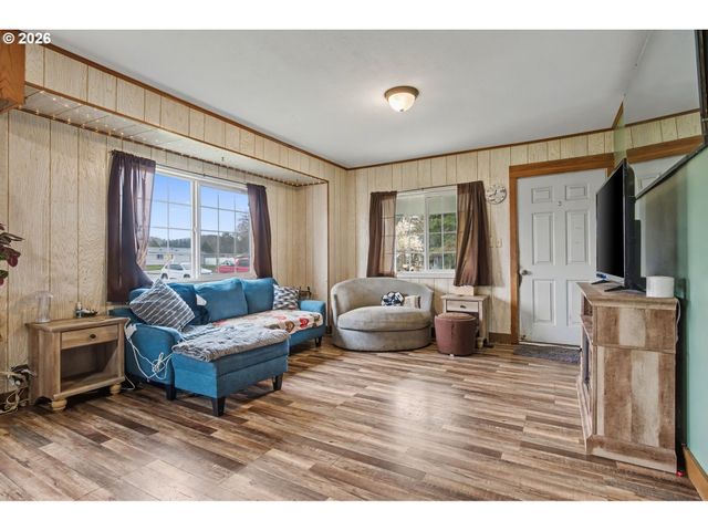 214 W PE ELL Ave, Pe Ell, WA 98572