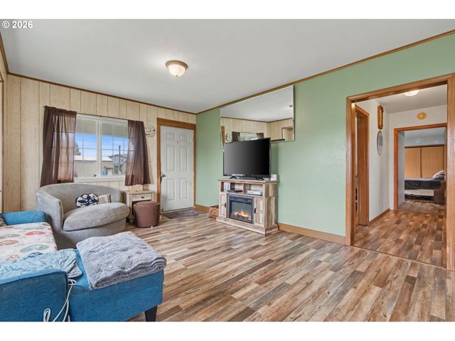 214 W PE ELL Ave, Pe Ell, WA 98572
