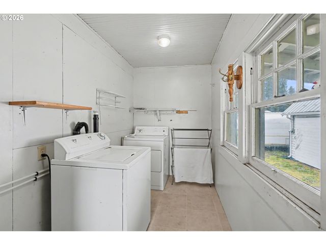 214 W PE ELL Ave, Pe Ell, WA 98572