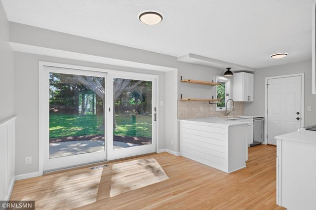 2265 Lamplight Drive, Woodbury, MN 55125