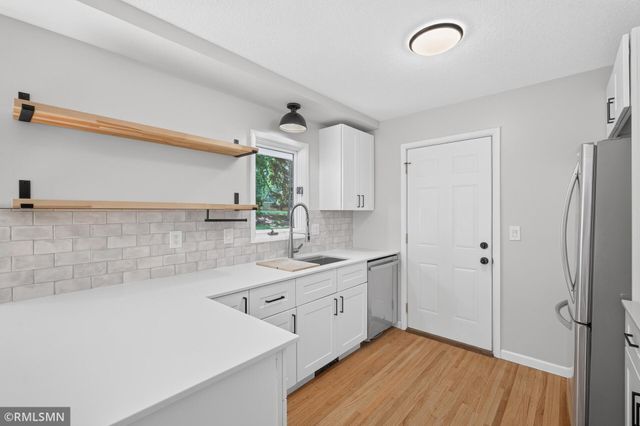 2265 Lamplight Drive, Woodbury, MN 55125