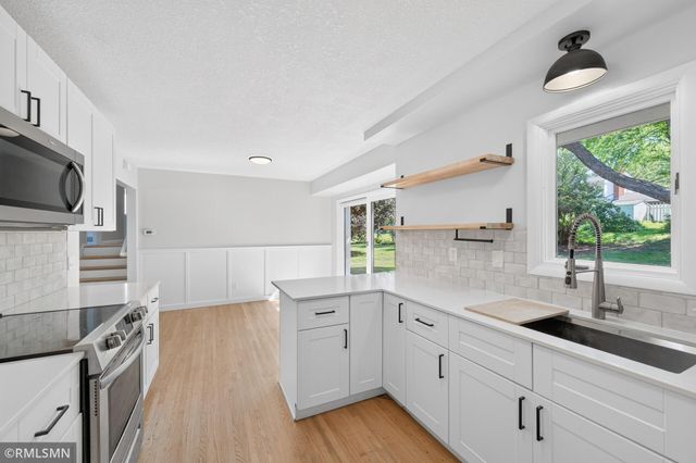 2265 Lamplight Drive, Woodbury, MN 55125