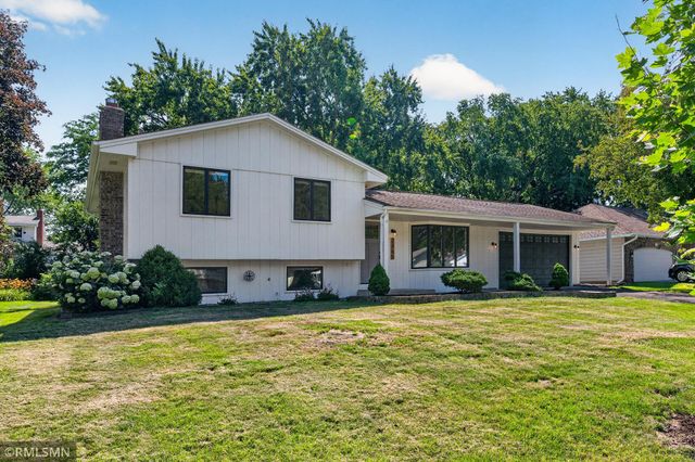2265 Lamplight Drive, Woodbury, MN 55125