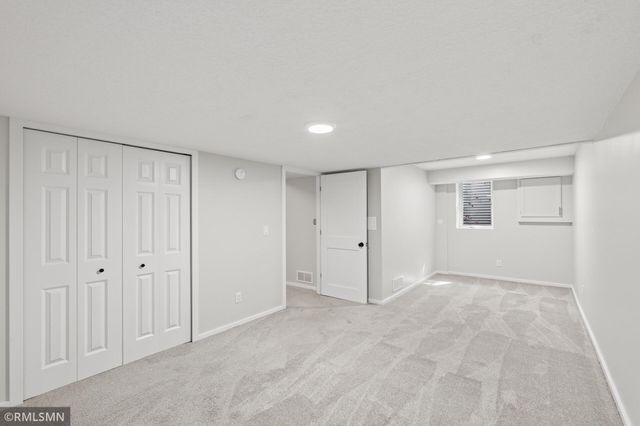 2265 Lamplight Drive, Woodbury, MN 55125