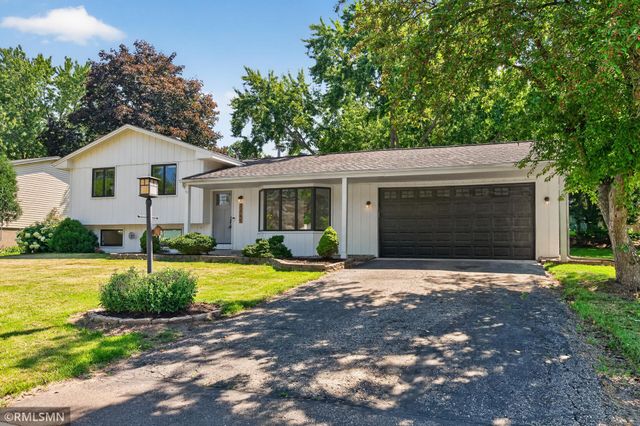 2265 Lamplight Drive, Woodbury, MN 55125