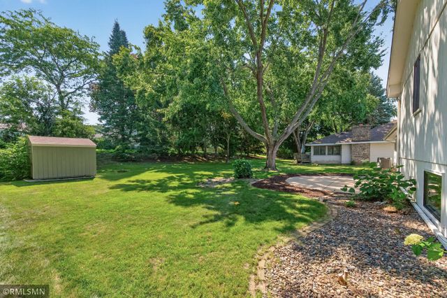 2265 Lamplight Drive, Woodbury, MN 55125