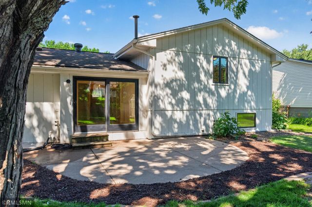 2265 Lamplight Drive, Woodbury, MN 55125