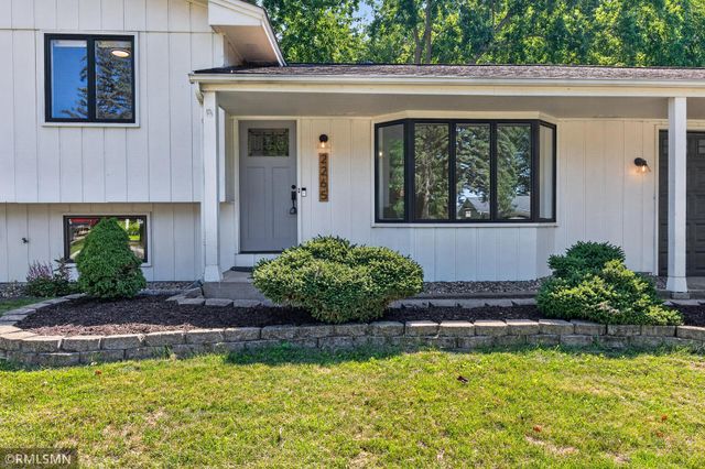 2265 Lamplight Drive, Woodbury, MN 55125