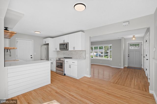 2265 Lamplight Drive, Woodbury, MN 55125