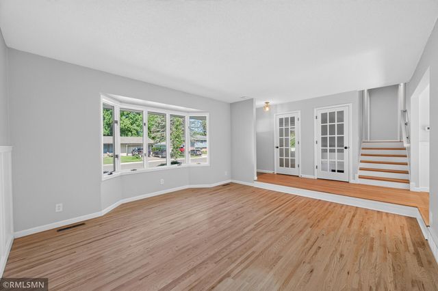 2265 Lamplight Drive, Woodbury, MN 55125