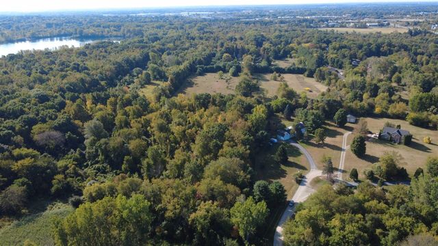727 W W. Maple Road Road, Milford, MI 48381