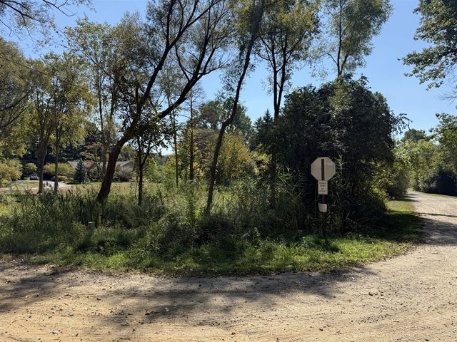 727 W W. Maple Road Road, Milford, MI 48381