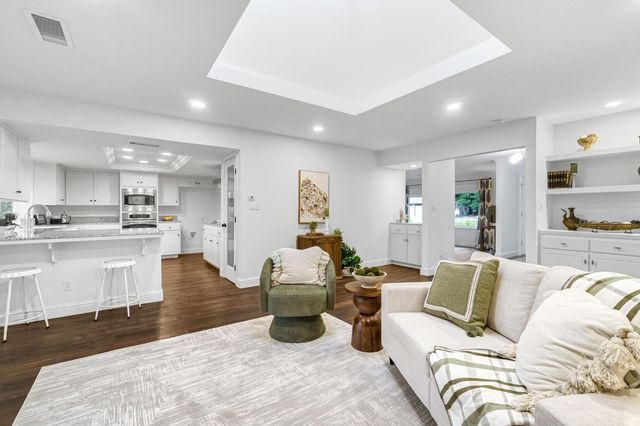 509 E Everglade Avenue, Fresno, CA 93720