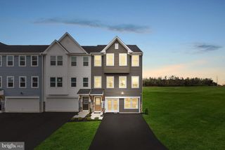 2 LYRIQ CT, Inwood, WV 25428