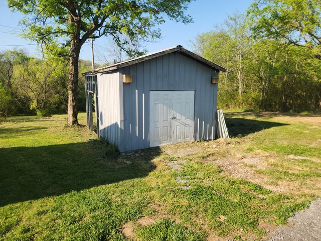 495 Gammons Ln, Hartsville, TN 37074