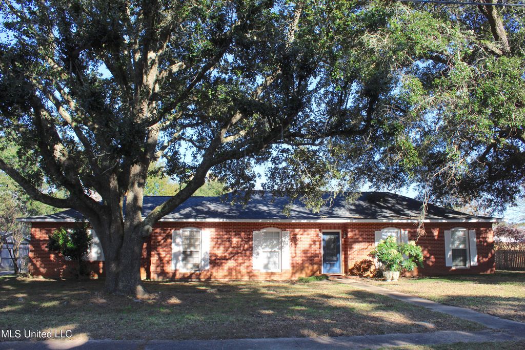 2104 Sandalwood Place, Gautier, MS 39553