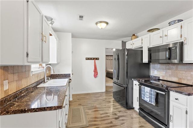 1180 S Bury Street, Tonganoxie, KS 66086