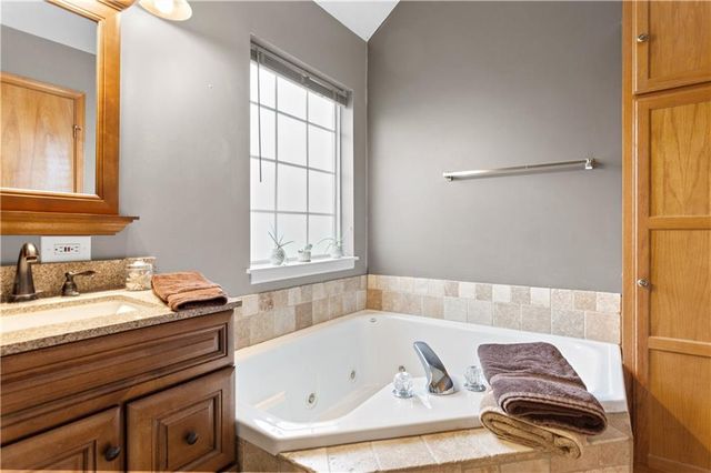 1180 S Bury Street, Tonganoxie, KS 66086