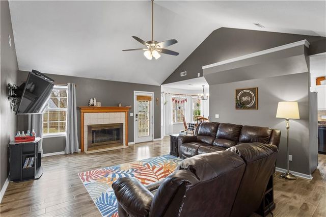 1180 S Bury Street, Tonganoxie, KS 66086