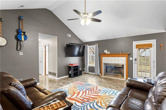 1180 S Bury Street, Tonganoxie, KS 66086