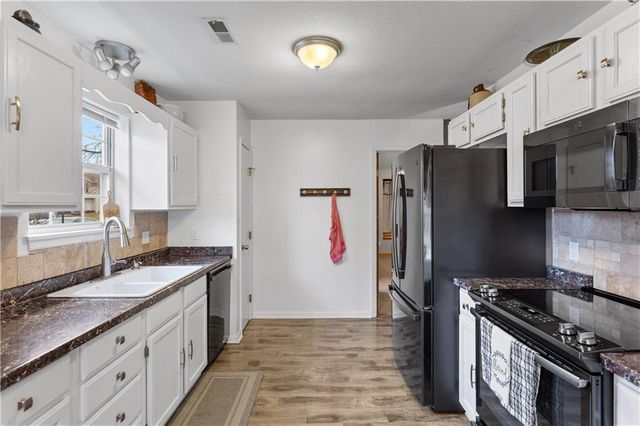 1180 S Bury Street, Tonganoxie, KS 66086