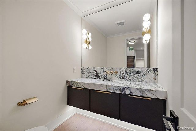 4340 Charing Way, Bloomfield Charter Township, MI 48304