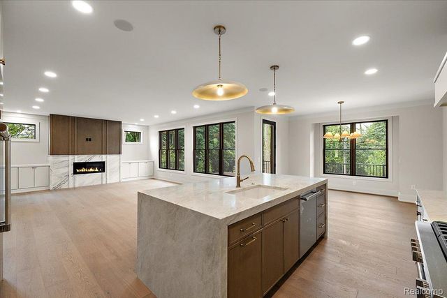 4340 Charing Way, Bloomfield Charter Township, MI 48304