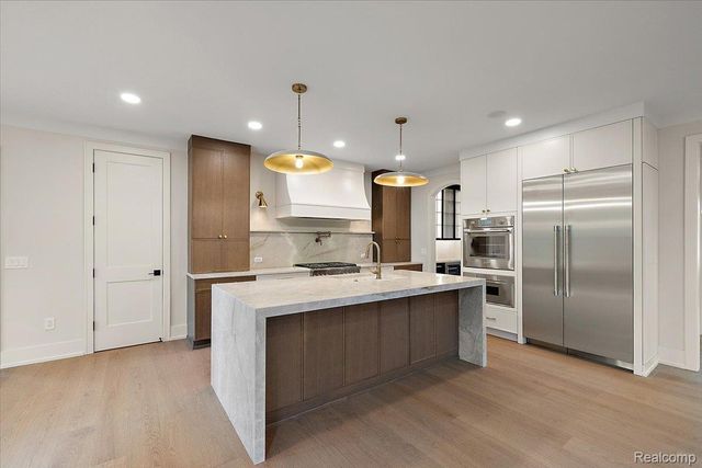 4340 Charing Way, Bloomfield Charter Township, MI 48304