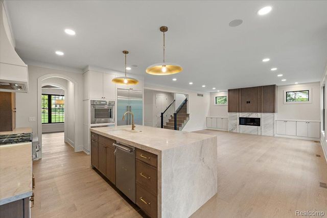 4340 Charing Way, Bloomfield Charter Township, MI 48304