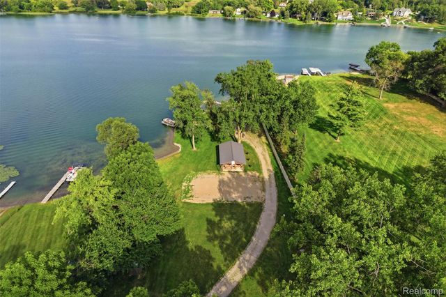 9380 Englishman Drive, Tyrone Township, MI 48430