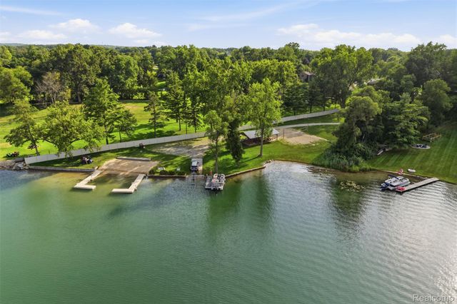 9380 Englishman Drive, Tyrone Township, MI 48430