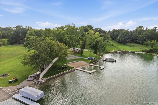 9380 Englishman Drive, Tyrone Township, MI 48430