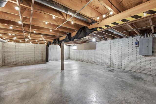 2195 David Court NE, Cedar Rapids, IA 52402