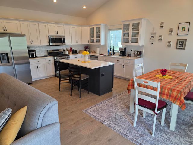 701 E Quinn Raye Court, Ellettsville, IN 47429