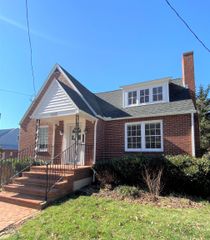 1110 CHURCHVILLE AVE, Staunton, VA 24401